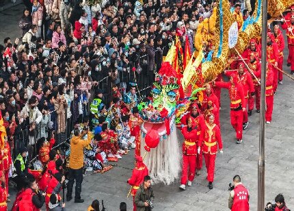 ��Խ���γ������ڣ��ߴ��Ͻ���ѳ��㣬������Ϸ��